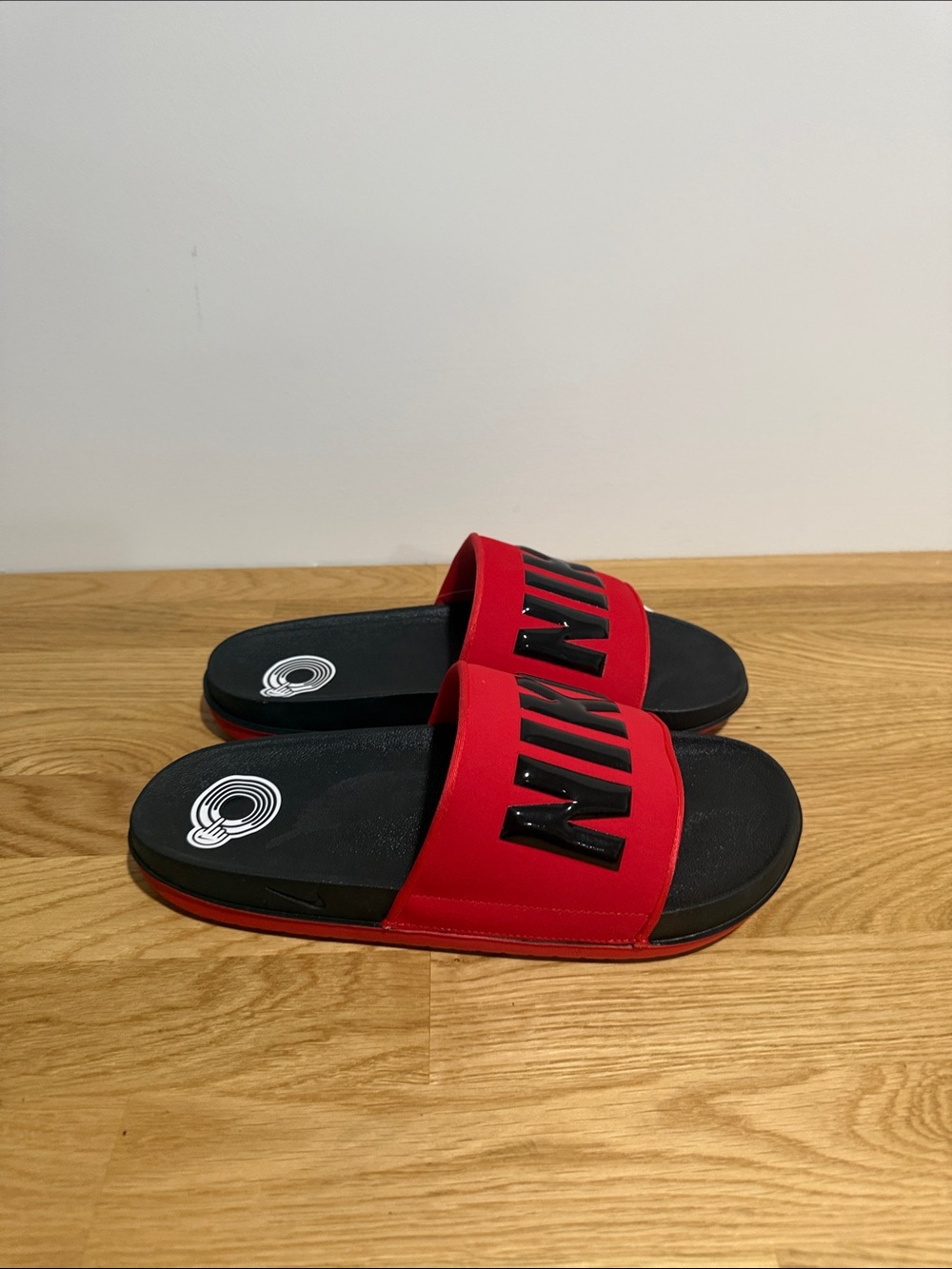 Nike Men’s Offcourt size 9  Red and Black Logo Slide Sandals - Picture 2 of 5